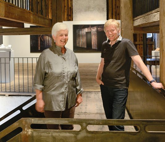 „Wir haben lange überlegt und viel gerechnet…” 1989 erbte Hildegard Schlatter das ehemalige „Marte-Haus” im Ortszentrum von Nenzing. Wenn sie damals gewusst hätte, was alles auf sie zukommt, hätte sie das Erbe wohl abgelehnt. Doch dank glücklicher Fügungen und des großen Engagements der ganzen Familie wurde nicht nur einer der letzten alten Höfe dieser Art im Walgau erhalten. Mit der Artenne ist außerdem eine ganz außergewöhnliche Kulturstätte entstanden.