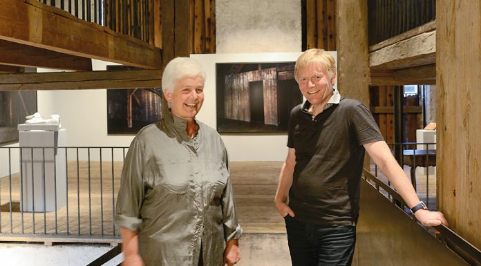 „Wir haben lange überlegt und viel gerechnet…” 1989 erbte Hildegard Schlatter das ehemalige „Marte-Haus” im Ortszentrum von Nenzing. Wenn sie damals gewusst hätte, was alles auf sie zukommt, hätte sie das Erbe wohl abgelehnt. Doch dank glücklicher Fügungen und des großen Engagements der ganzen Familie wurde nicht nur einer der letzten alten Höfe dieser Art im Walgau erhalten. Mit der Artenne ist außerdem eine ganz außergewöhnliche Kulturstätte entstanden.