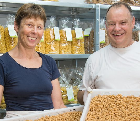 Pasta aus Ludescher Dinkel Genießer fahren für Tagliatelle, Spaghetti, Spirelli, Rigatone und Hörnle nach Ludesch. Denn Barbara und Bruno Hartmann stellen nicht nur feine Nudeln selbst her, sondern pflegen auch das Getreide dafür auf den eigenen Feldern.