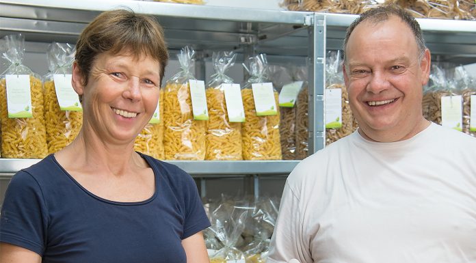 Pasta aus Ludescher Dinkel Genießer fahren für Tagliatelle, Spaghetti, Spirelli, Rigatone und Hörnle nach Ludesch. Denn Barbara und Bruno Hartmann stellen nicht nur feine Nudeln selbst her, sondern pflegen auch das Getreide dafür auf den eigenen Feldern.