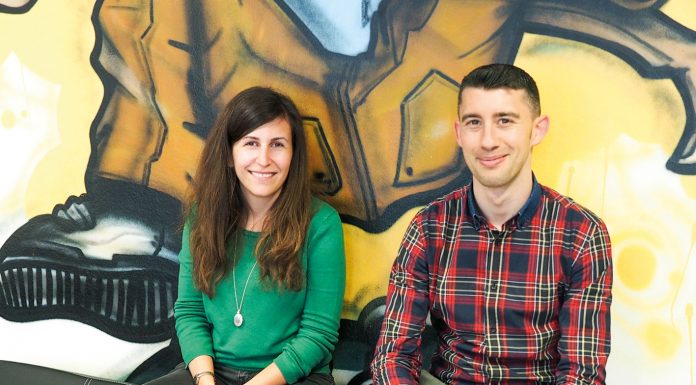 Die „Kümmerer” vom Mühltor Die Jugendberatungsstelle Mühletor in der Bahnhofstraße 19 in Bludenz ist seit dem Jahr 2000 Anlaufstelle für junge Leute aus dem gesamten Bezirk Bludenz. Die Erstberatung sowie die Beratung von Jugendlichen ist generell kostenfrei. Bei längeren Prozessen zahlen die jungen Erwachsenen oder die Eltern - abhängig vom Einkommen - einen freiwilligen Beitrag. Wer ein offenes Ohr sucht, erreicht Sarah Ender und Stefan Gießauf unter 05-1755-567 oder E-Mail: ifs.muehletor.bz@ifs.sat beziehungsweise auf Facebook unter Sarah Mühletor und Stefan Mühletor. Interessierte können außerdem beim Journaldienst am Montag von 9 bis 12 Uhr, am Dienstag von 13.30 bis 16.30 Uhr sowie am Donnerstag von 10 bis 13 Uhr ohne Vorankündigung vorbeischauen.