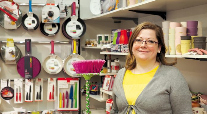 Gut sortiert Nadja Neßler berät die Kunden von „Bäsa & meh” fachkundig.