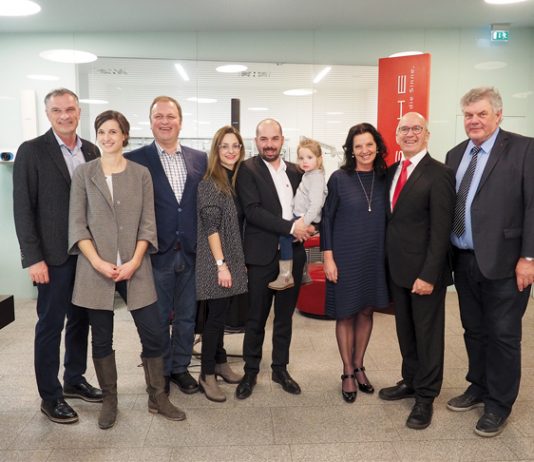 Wige Bludenz feierte bei Bitsche Optik Die erfolgreiche Bludenzer Unternehmerfamilie Bitsche mit Bürgermeister Mandy Katzenmayer, Vizebürgermeister Mario Leiter, Stadträtin Kerstin Biedermann-Smith und der Leiterin des Stadtmarketing Bludenz, Ulrike Dirnbauer.