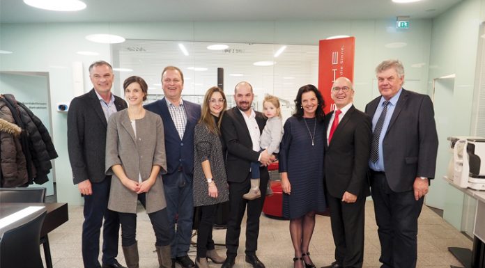Wige Bludenz feierte bei Bitsche Optik Die erfolgreiche Bludenzer Unternehmerfamilie Bitsche mit Bürgermeister Mandy Katzenmayer, Vizebürgermeister Mario Leiter, Stadträtin Kerstin Biedermann-Smith und der Leiterin des Stadtmarketing Bludenz, Ulrike Dirnbauer.