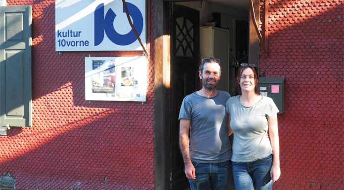 kultur10vorne Drei Nähmaschinen, zwei Bügeleisen, ein wasserfestes Zeltdach und eine kleine, flexible Bühne standen auf dem Wunschzettel des Vereins kultur10vorne in Frastanz. Rund zwanzig Walgauerinnen und Walgauer setzen sich für die multikulturelle Begegnungsstätte ein, die es sich zum Ziel gesetzt hat, Asylsuchende zu unterstützen.