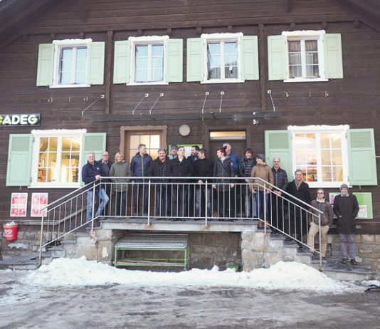 „Treffpunkt Region“ Am Beispiel Dorfladen Düns informierten sich die Gemeindepolitiker über das Thema Nahversorgung.