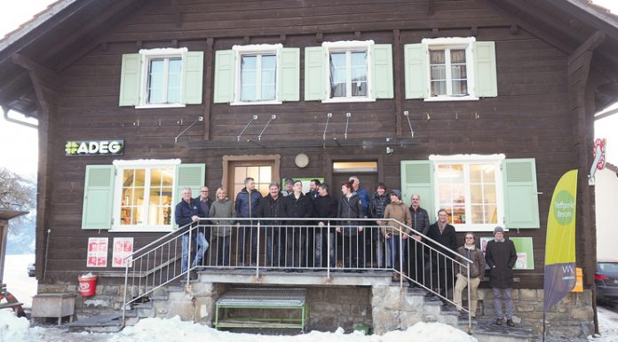 „Treffpunkt Region“ Am Beispiel Dorfladen Düns informierten sich die Gemeindepolitiker über das Thema Nahversorgung.