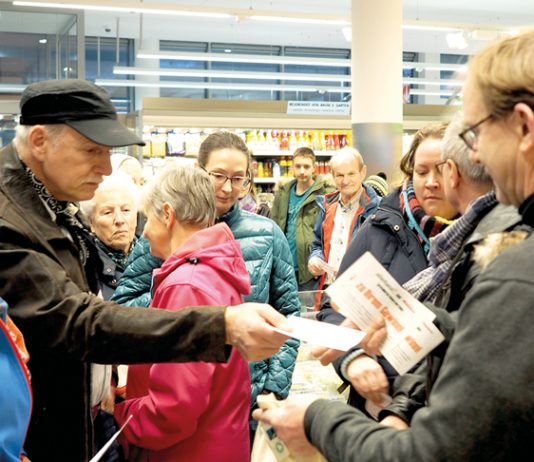 Glückliche Gewinner bei der Regionalprodukte-Rallye 50 Gewinner von regionalen Produkten fanden sich im Spar-Markt in Thüringen ein.