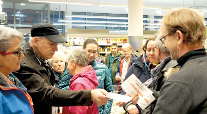 Glückliche Gewinner bei der Regionalprodukte-Rallye 50 Gewinner von regionalen Produkten fanden sich im Spar-Markt in Thüringen ein.