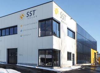 Beflügelt von der Kraft der Sonne Im Dezember des Vorjahres bezog Gründer und Geschäftsführer Renan Sen - nach nur sechs Monaten Bauzeit - sein neues Firmengebäude in Nenzing-Galina. Er und seine mittlerweile 17 MitarbeiterInnen finden hier optimale Produktions- bedingungen vor.