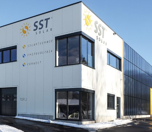 Beflügelt von der Kraft der Sonne Im Dezember des Vorjahres bezog Gründer und Geschäftsführer Renan Sen - nach nur sechs Monaten Bauzeit - sein neues Firmengebäude in Nenzing-Galina. Er und seine mittlerweile 17 MitarbeiterInnen finden hier optimale Produktions- bedingungen vor.