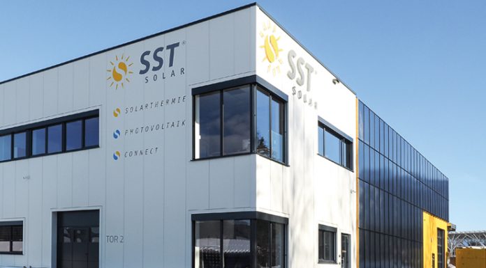 Beflügelt von der Kraft der Sonne Im Dezember des Vorjahres bezog Gründer und Geschäftsführer Renan Sen - nach nur sechs Monaten Bauzeit - sein neues Firmengebäude in Nenzing-Galina. Er und seine mittlerweile 17 MitarbeiterInnen finden hier optimale Produktions- bedingungen vor.