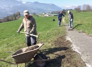Die Rönser sind stolz auf ihre saubere Gemeinde Die Männer packten bei der Sanierung der Wege tatkräftig mit an.