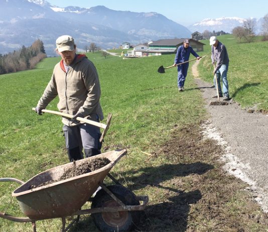 Die Rönser sind stolz auf ihre saubere Gemeinde Die Männer packten bei der Sanierung der Wege tatkräftig mit an.