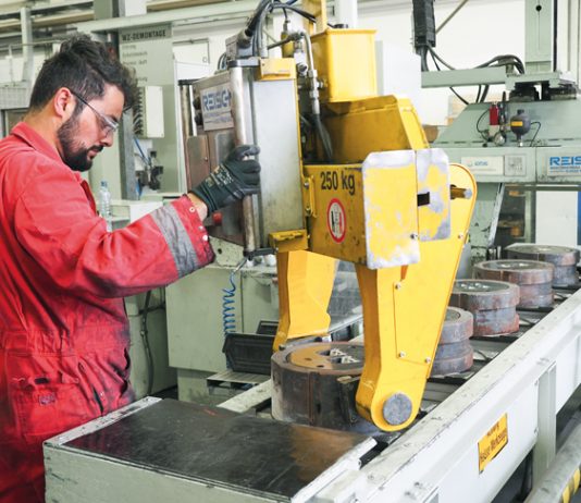 Nur sicher ist sicher. Auch das gehört zum Thema Sicherheit und Gesundheit: Schwere Lasten werden nur mit technischer Hilfe gehoben.