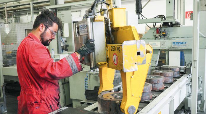 Nur sicher ist sicher. Auch das gehört zum Thema Sicherheit und Gesundheit: Schwere Lasten werden nur mit technischer Hilfe gehoben.