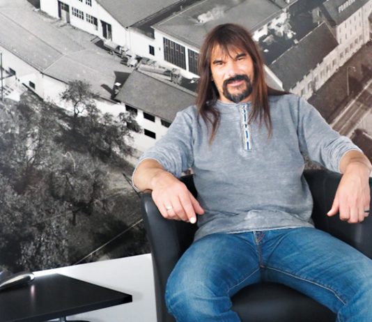 Wolfgang Sila – der Mann ohne Krawatte „Es gibt schon Leute, die mich komisch anschauen. Aber es werden immer weniger”, stellt Wolfgang Sila freimütig fest. Ein schelmisches Grinsen kann er dabei nicht verbergen.