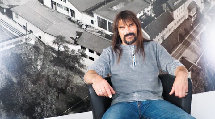 Wolfgang Sila – der Mann ohne Krawatte „Es gibt schon Leute, die mich komisch anschauen. Aber es werden immer weniger”, stellt Wolfgang Sila freimütig fest. Ein schelmisches Grinsen kann er dabei nicht verbergen.