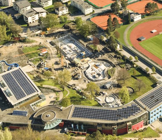 Valblu wird „green” Das Val Blu aus der Vogelperspektive. Auf den Dächern von Hotel und Hallenbad produzieren Photovoltaik-Module ohne Lärm und Abgase umweltfreundlichen Strom.