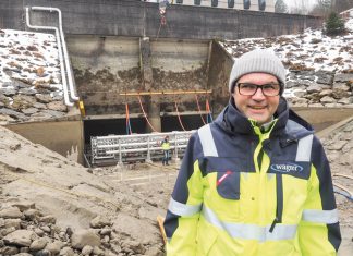 Mega-Kühlschrank im See DI Martin Wagner persönlich beaufsichtigte den Montagevorgang.