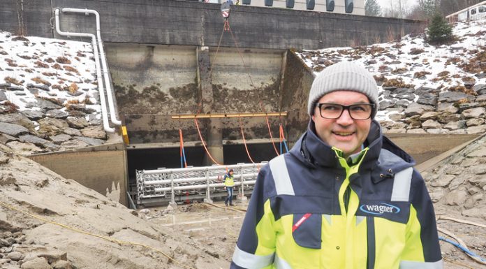Mega-Kühlschrank im See DI Martin Wagner persönlich beaufsichtigte den Montagevorgang.