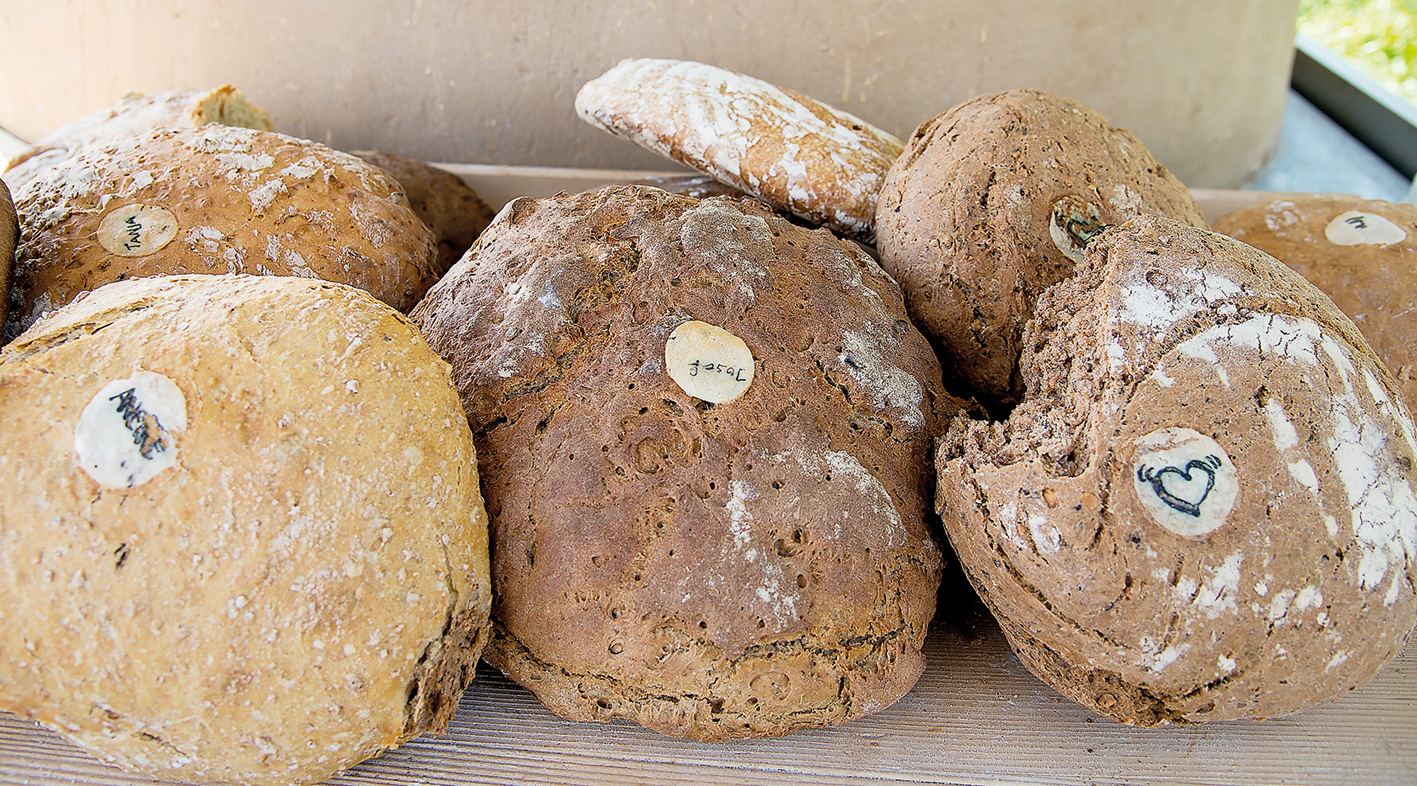 Die Laibe sind mit Oblaten „beschriftet”, damit jeder nach dem Backen wieder das eigene Brot in Empfang nehmen kann.