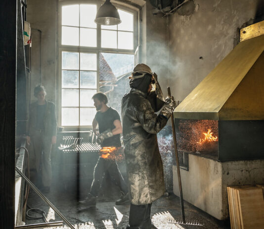 Feuriges Zusammenspiel an der goldenen Esse