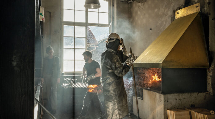 Feuriges Zusammenspiel an der goldenen Esse