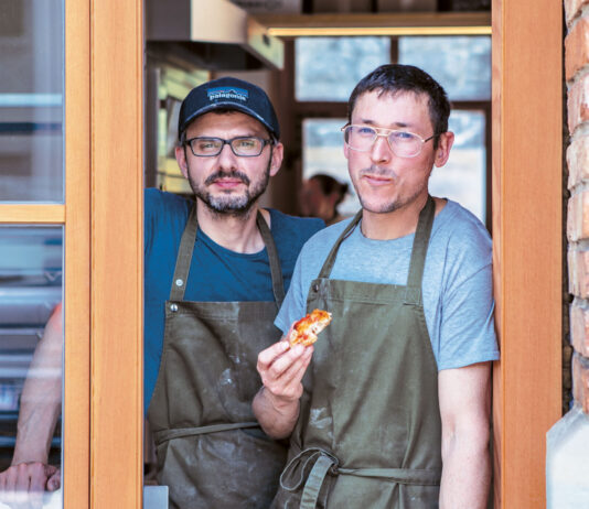 Zwei Techniker auf Back-Mission