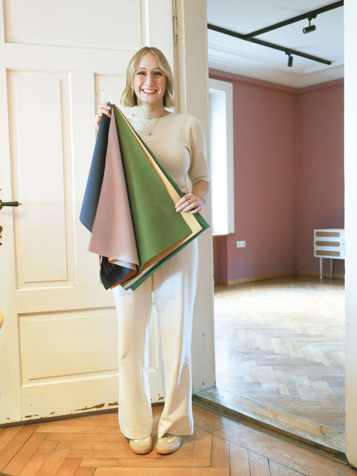 ah39_JacquelineJenny1